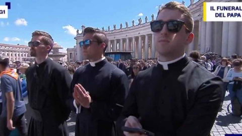 Tre preti belli al funerale del Papa diventano popolari in tutto il mondo preview