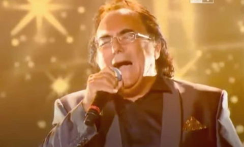 Una signora sviene al concerto di Albano, lui fa un acuto per svegliarla preview