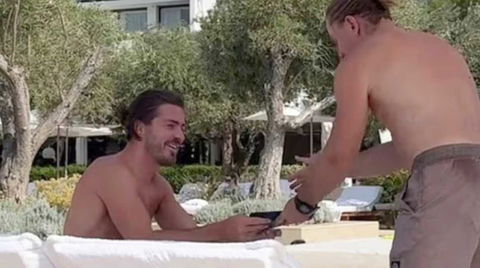 Grealish crede di firmare un autografo ma paga il conto di un tifoso preview