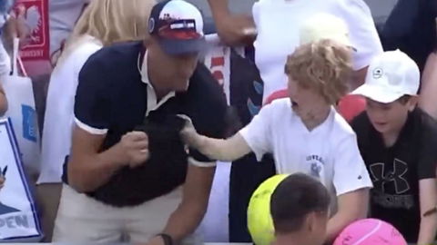 Milionario ruba il cappellino regalato da un tennista a un bambino preview