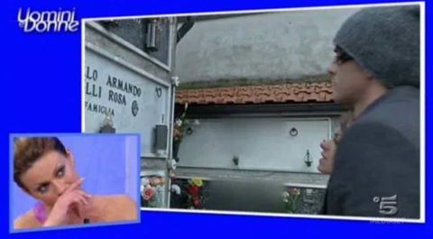 L’esterna al cimitero durante Uomini e Donne: era il 2013 preview